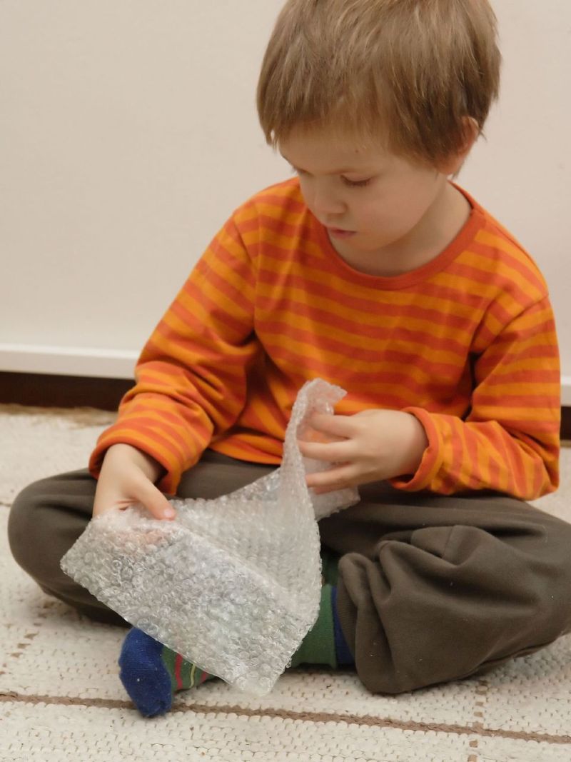 Even children love the sensation of popping bubble wrap. Miika Silfverberg.